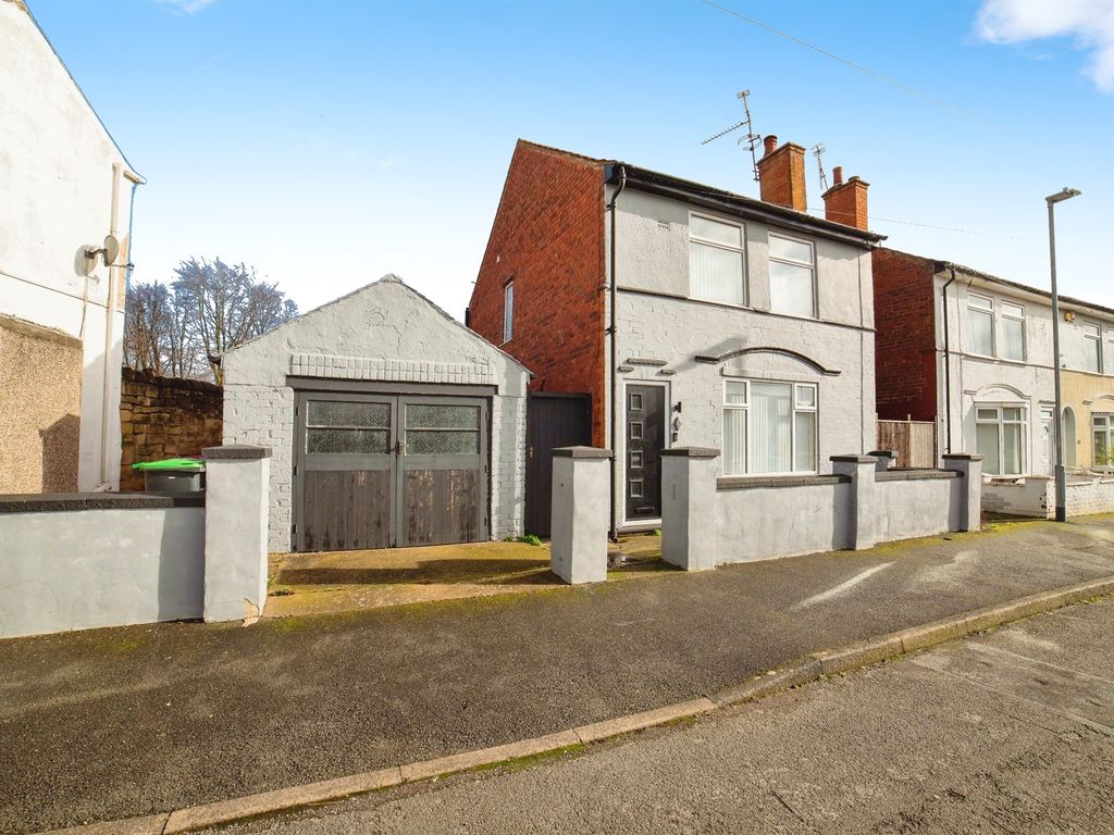 3 bed detached house for sale in Grove Road, SuttonInAshfield NG17, £