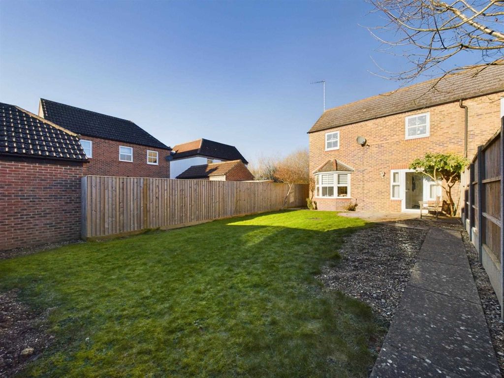 2 bed end terrace house for sale in Callaway Path, Fairford Leys HP19