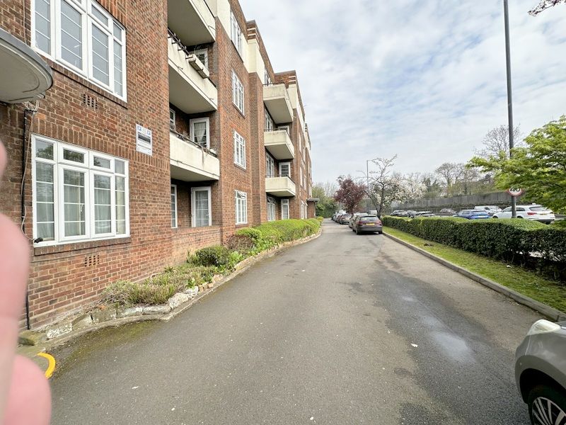 3 bed flat to rent in North Circular Road, London NW11 Zoopla
