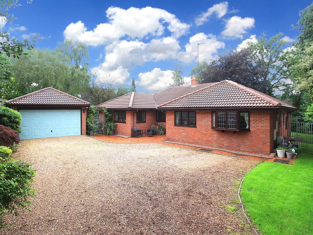 4 bed detached bungalow to rent in Church Hill Drive, Tettenhall