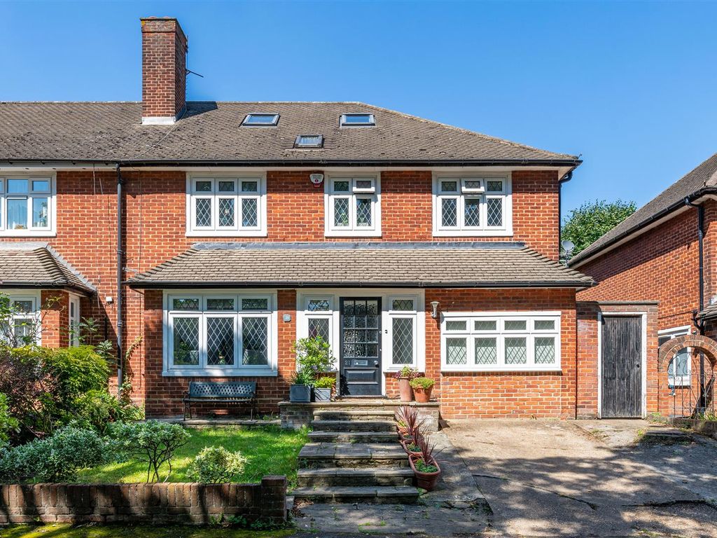 4 bed semidetached house for sale in Salway Close, Woodford Green IG8