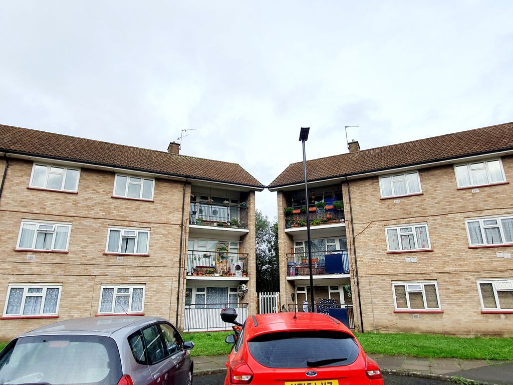 3 bed flat to rent in Field Road, Feltham TW14, £2,000 pcm Zoopla