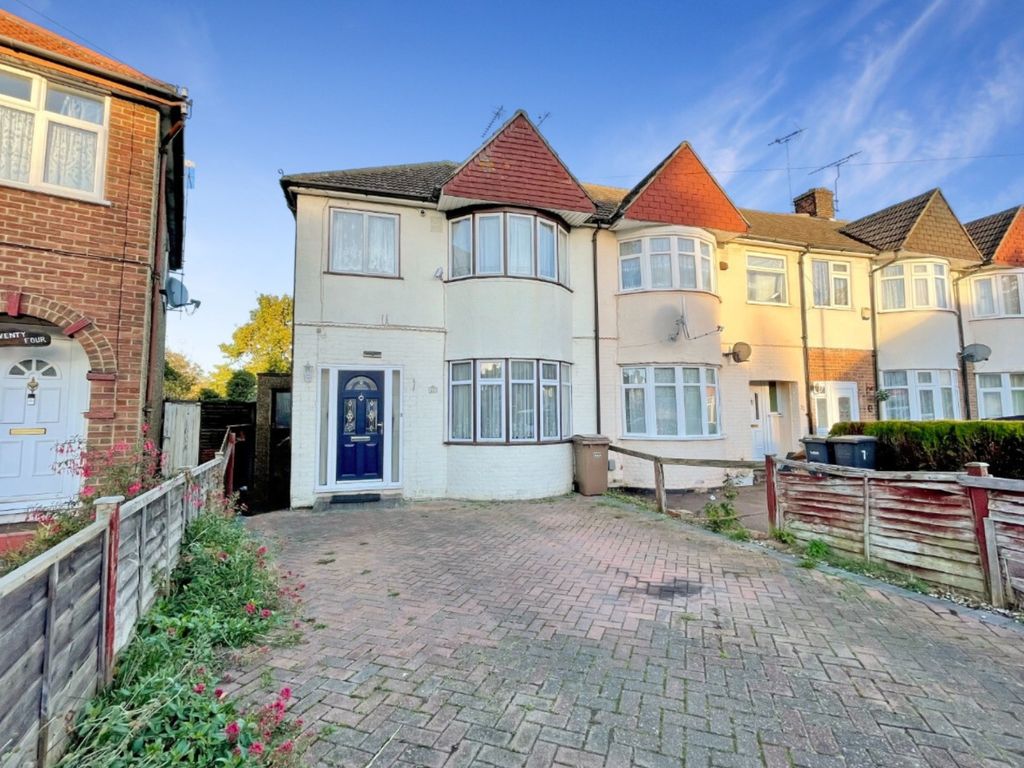 3 bed end terrace house for sale in Willow Way, Luton, Bedfordshire LU3