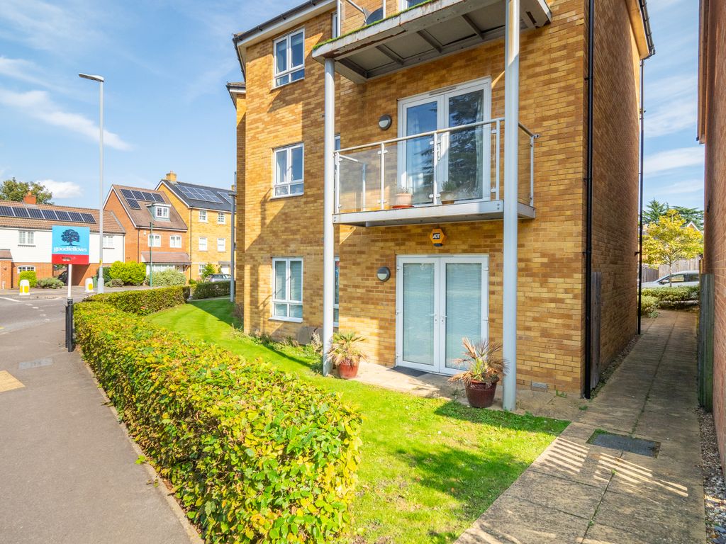 2 bed flat to rent in Diamond Jubilee Way, Carshalton SM5, £1,700 pcm