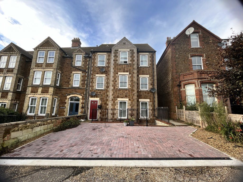 2 bed flat to rent in Avenue Road, Hunstanton PE36, £700 pcm Zoopla