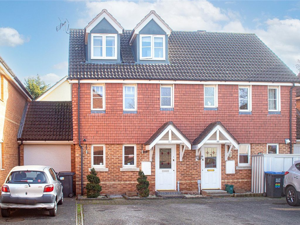 4 bed semidetached house for sale in Daisy Drive, Hatfield