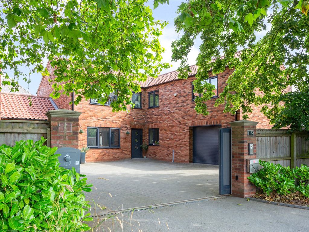5 bed link detached house for sale in Lincoln Road, Saxilby, Lincoln