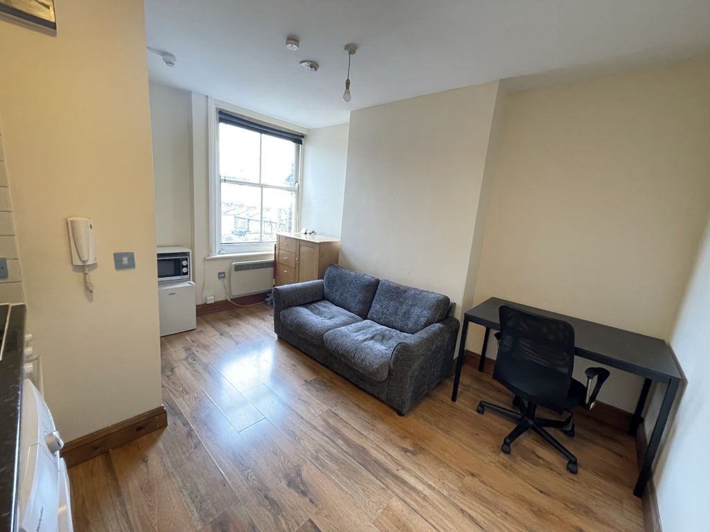 1 bed flat to rent in Uxbridge Road, London W12 Zoopla