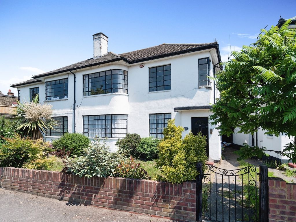 2 bed property for sale in Balgores Crescent, Gidea Park, Romford RM2