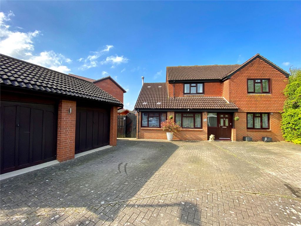 4 bed detached house for sale in Peacock Close, Abbeymead, Gloucester