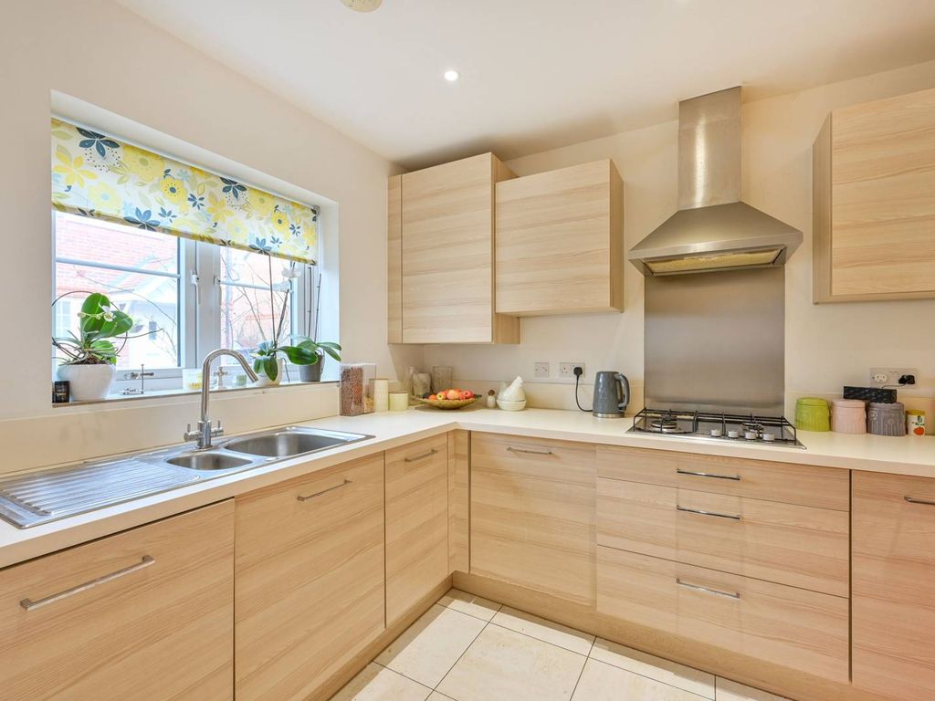 4 bed semidetached house for sale in Jersey Close, Knaphill, Woking