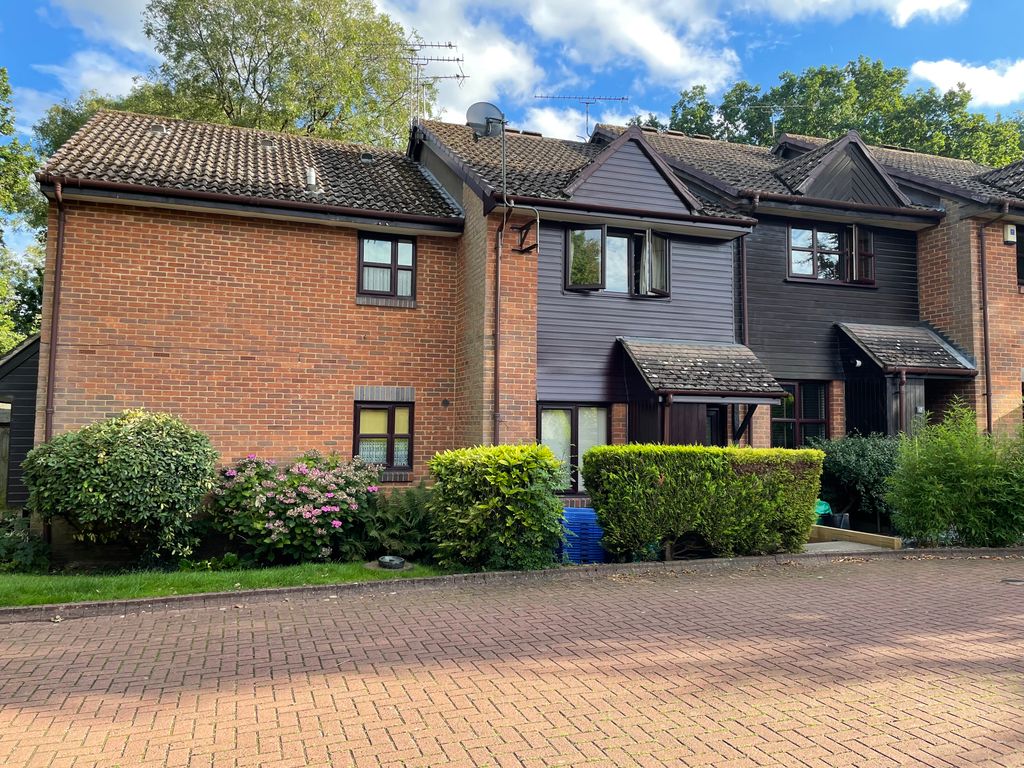 2 bed end terrace house to rent in Drive, Wokingham RG40, £