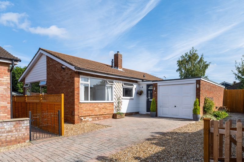 3 bed detached bungalow for sale in Craigmore Avenue, Bletchley, Milton
