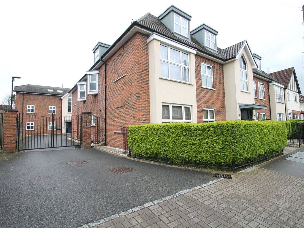 2 bed flat to rent in Lancaster Road, EN4, £1,750 pcm Zoopla