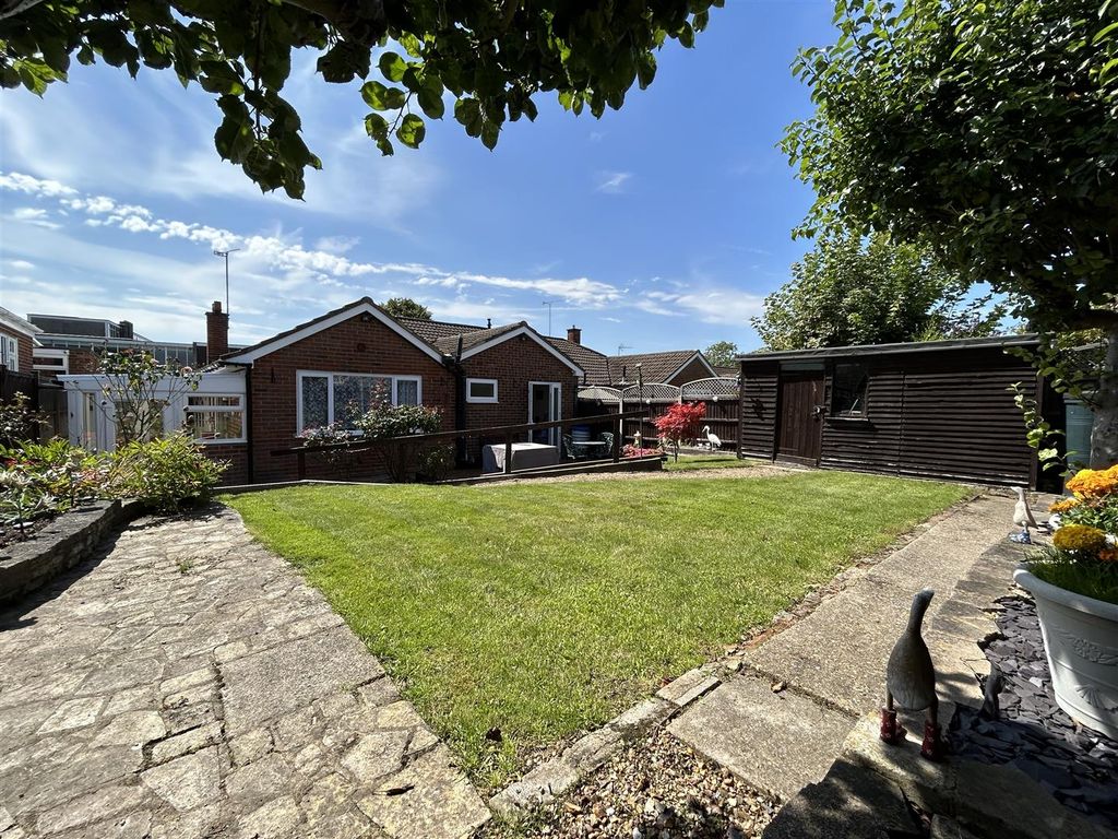 3 bed semidetached bungalow for sale in Langdale Road, Dunstable, Bedfordshire LU6, £375,000