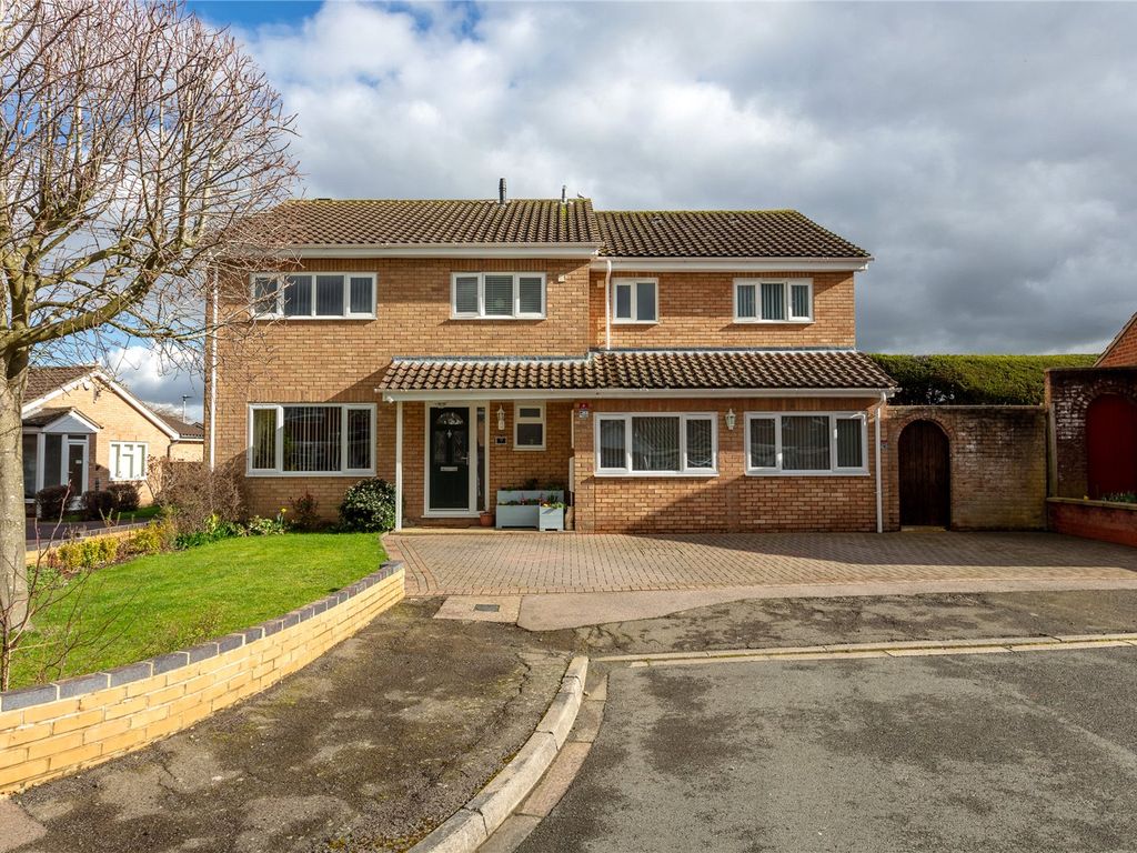 5 bed detached house for sale in Norfolk Close, Bedford, Bedfordshire