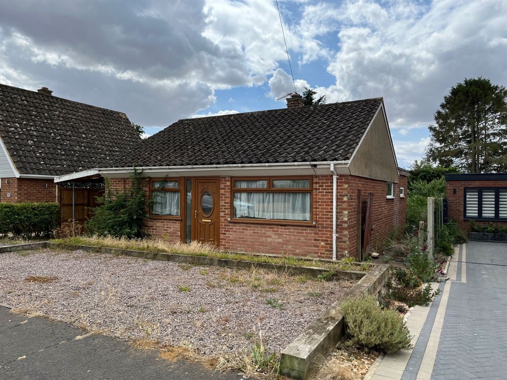 2 bed detached bungalow for sale in Hubbard Close, Wymondham NR18 Zoopla