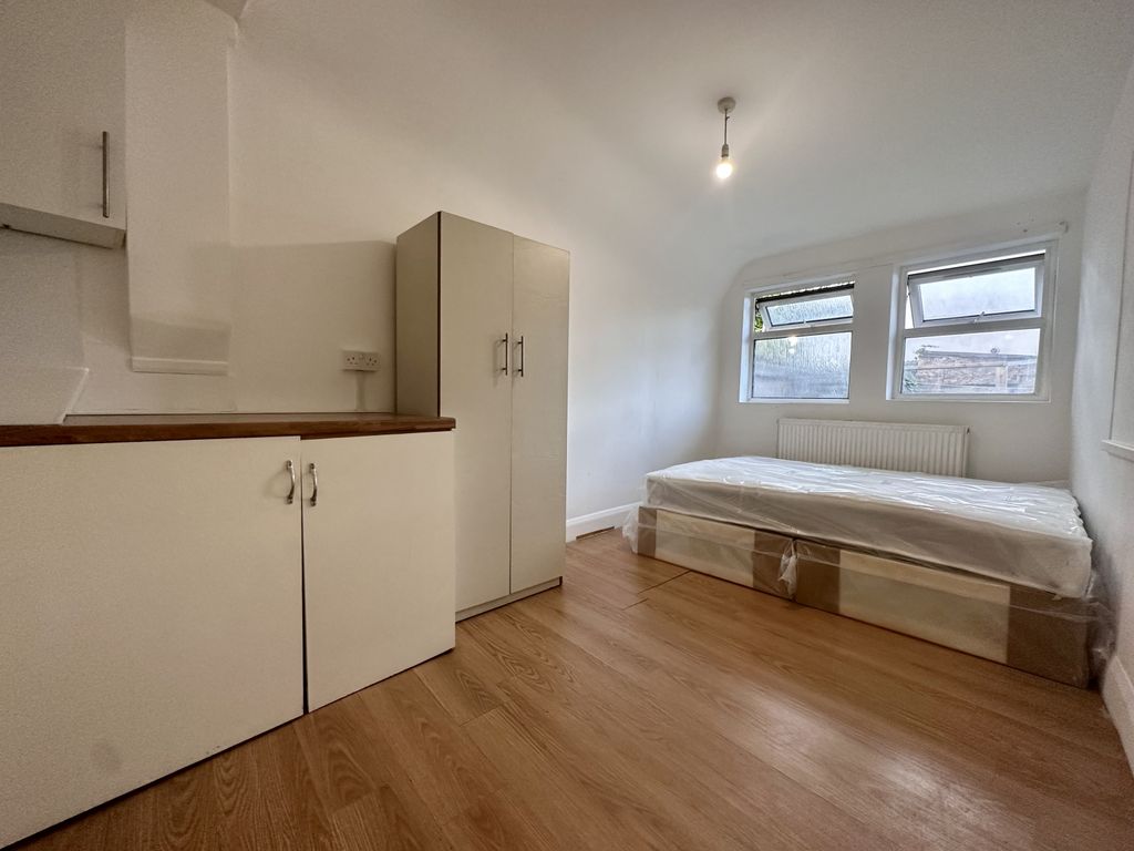 Studio to rent in Colliers Water Lane, Thornton Heath CR7 Zoopla