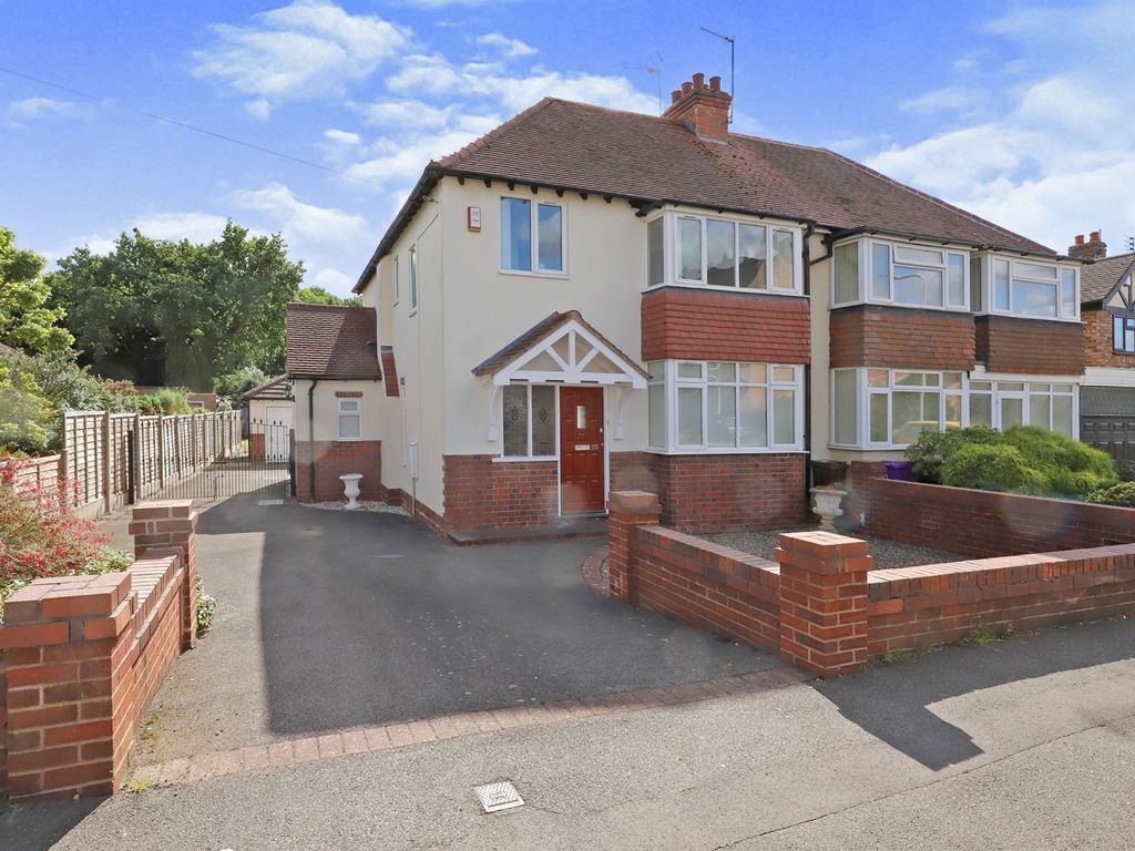 4 bed semidetached house for sale in Castlecroft Road, Finchfield