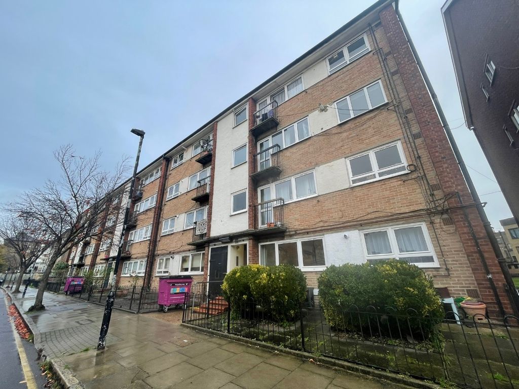 2 bed flat to rent in Russia Lane, Bethnal Green E2, £2,000 pcm Zoopla