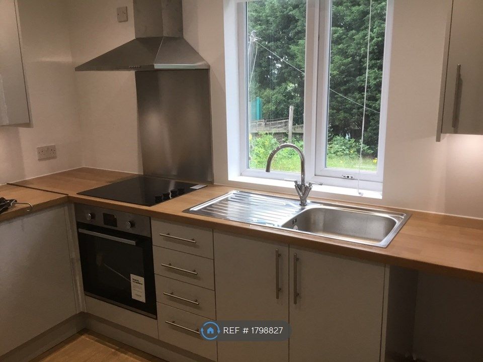 3 bed semidetached house to rent in Clevedon Road, Bristol BS40, £