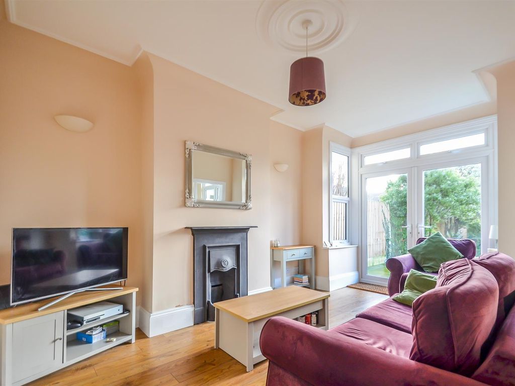 1 bed flat to rent in Lord Roberts Avenue, LeighOnSea SS9, £1,000 pcm Zoopla