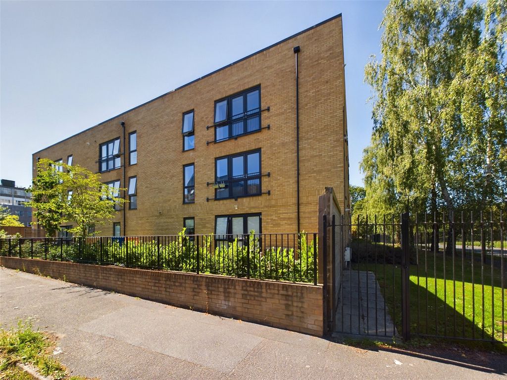 1 bed flat for sale in Alder House, Exchange Close, Aldershot, Hampshire GU11, £200,000 Zoopla