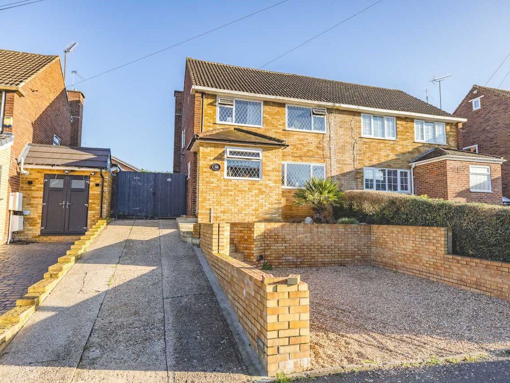 4 bed semidetached house for sale in Barton Road, Langley SL3, £