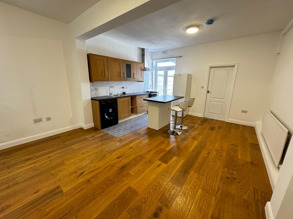 2 bed flat to rent in Dudley Road, Wolverhampton WV2, £895 pcm Zoopla