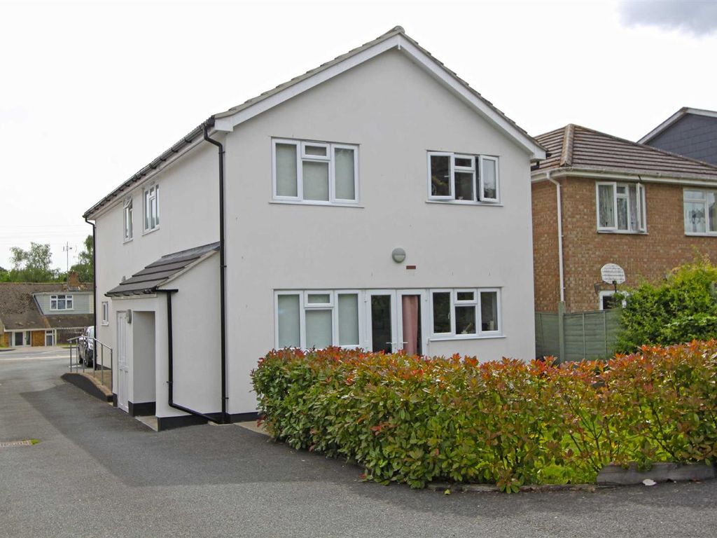 1 bed flat to rent in Rayleigh Road, Eastwood, LeighOnSea SS9, £925