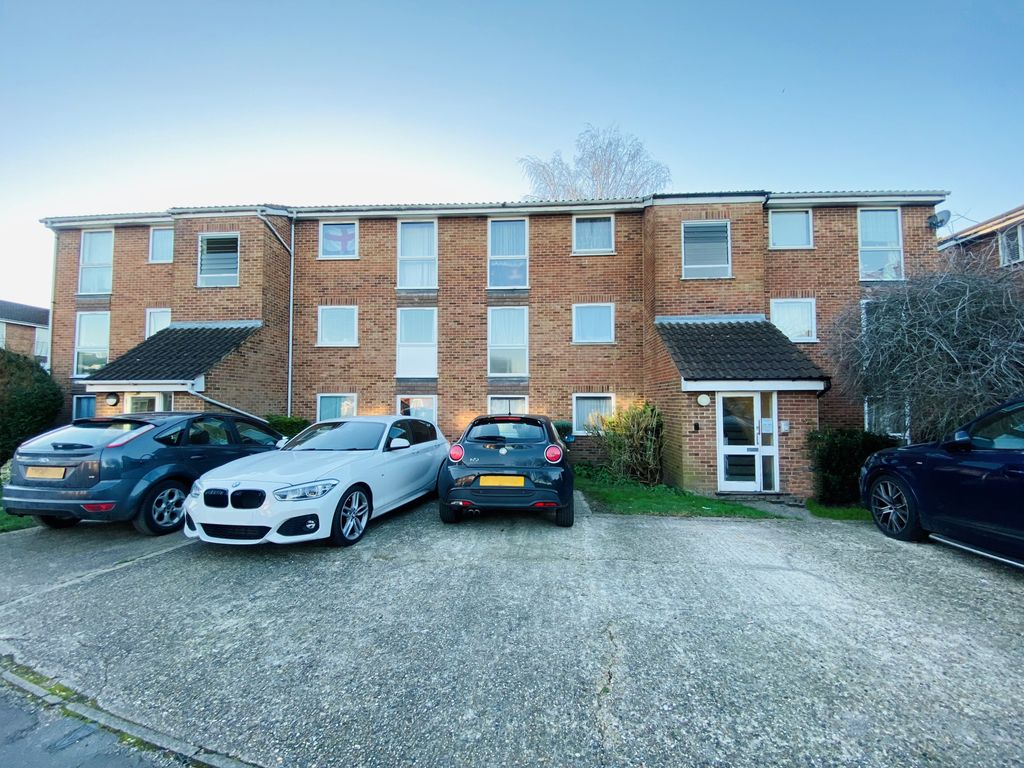 2 bed flat to rent in Shurland Avenue, East EN4, £1,500 pcm Zoopla