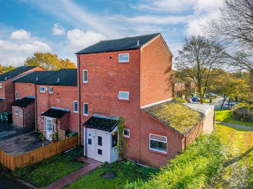 4 bed end terrace house for sale in Upper Field Close, Churchill North