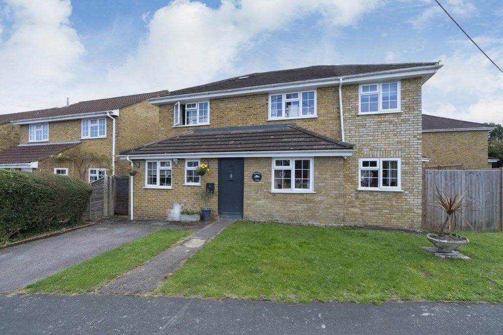 5 bed detached house for sale in Pineapple Road, Amersham HP7, £825,000