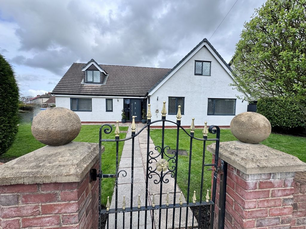 4 bed detached house for sale in Kingsway, Penwortham, Preston PR1, £