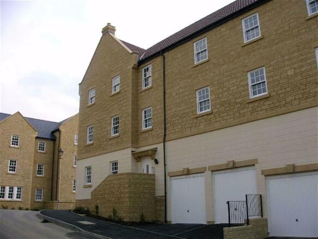 2 bed flat to rent in Flowers Yard, Chippenham SN15, £995 pcm Zoopla