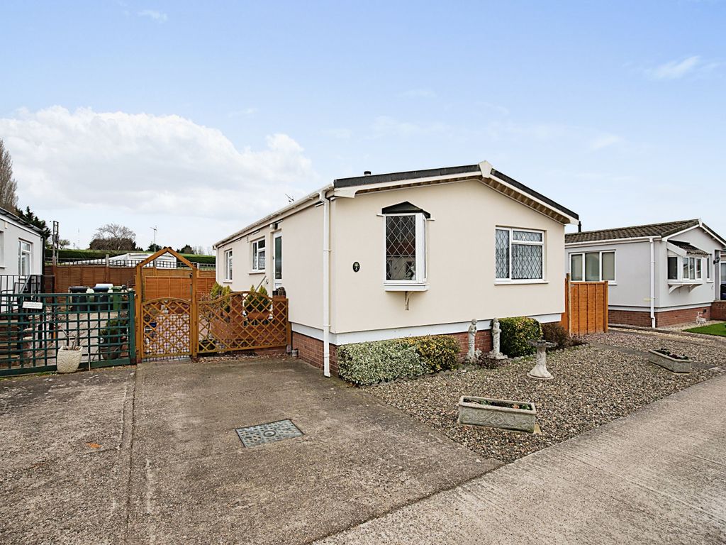 2 bed mobile/park home for sale in Dodwell Park, StratfordUponAvon