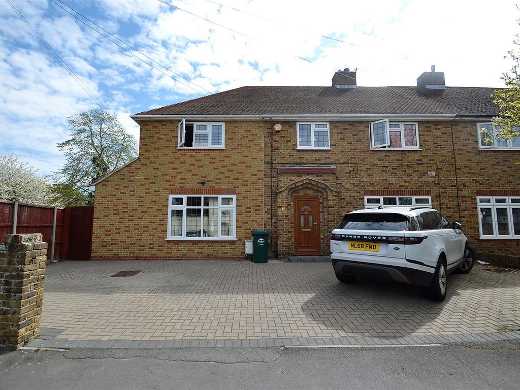 4 bed semidetached house for sale in Oaks Road, Stanwell, Staines TW19