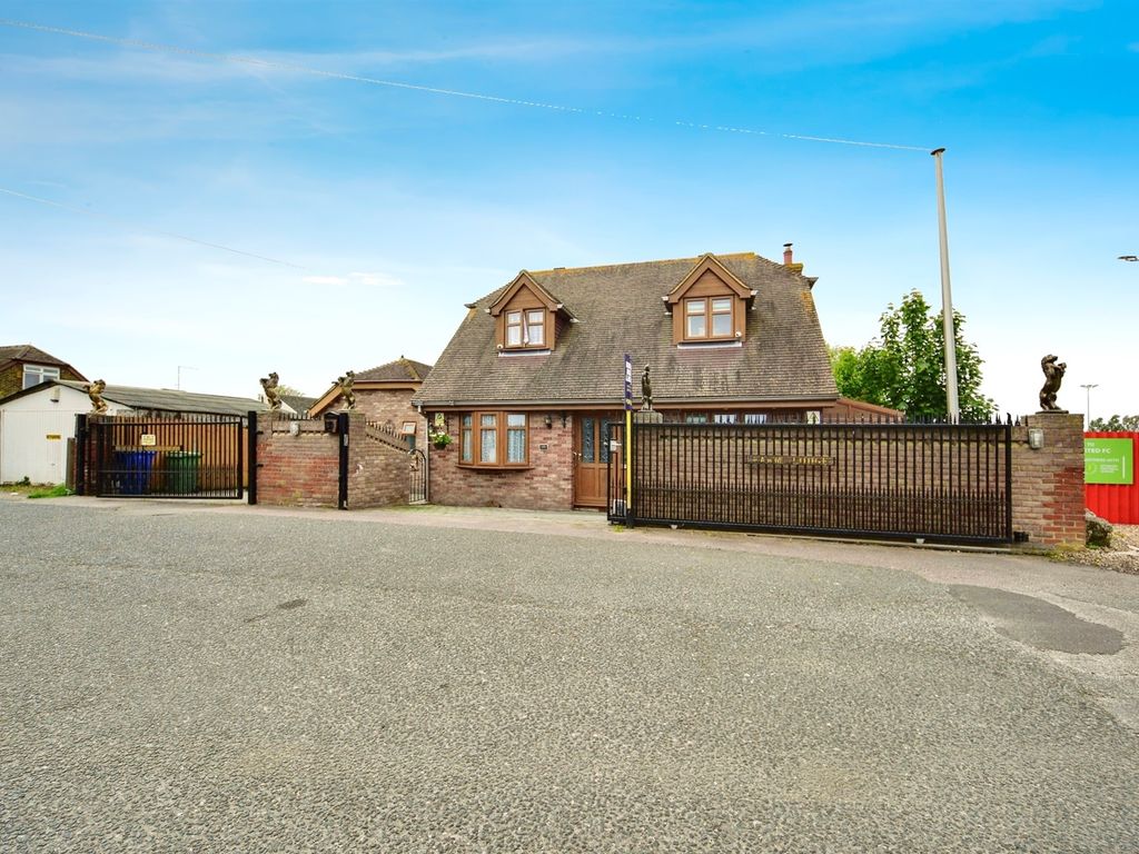 6 bed chalet for sale in Queenborough Road, Minster On Sea, Sheerness