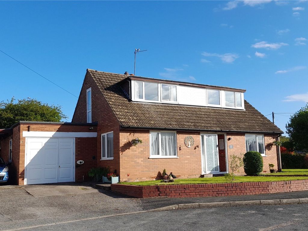 4 bed bungalow for sale in Orchard Close, MoretonOnLugg, Hereford