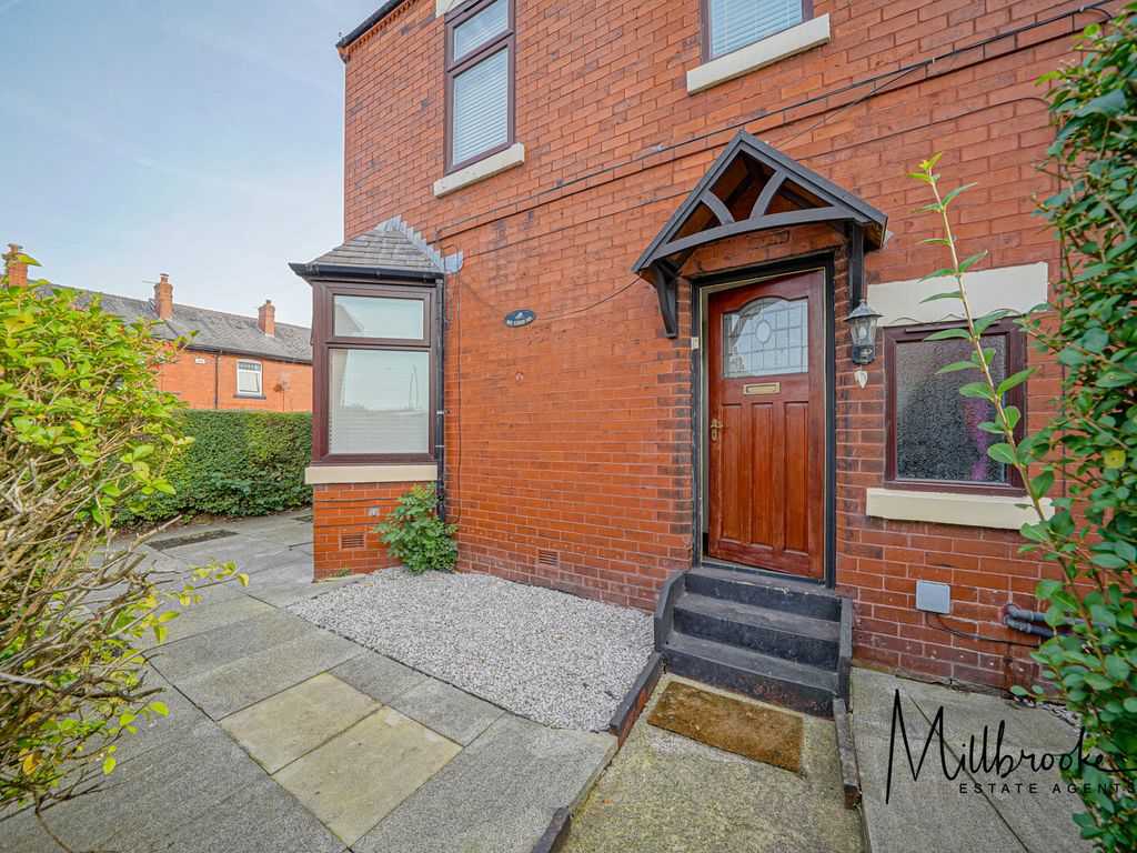 2 bed flat to rent in Leigh Road, Boothstown, Manchester M28, £850 pcm