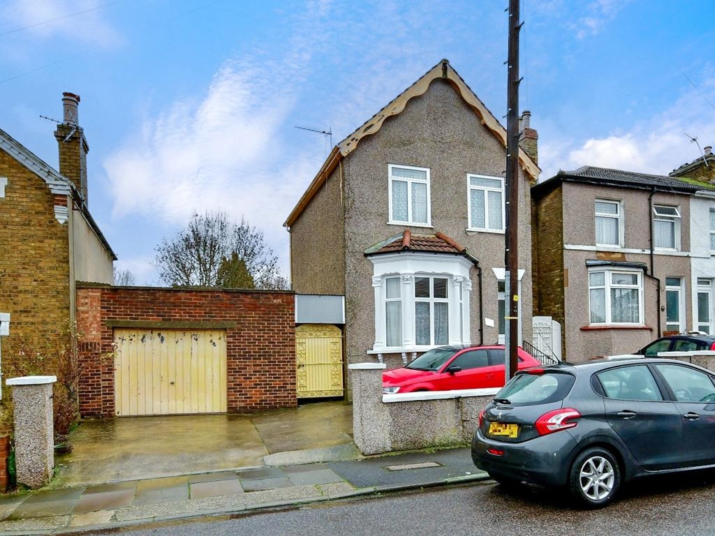 3 bed detached house to rent in Standard Road, Bexleyheath DA6, £2,000 ...