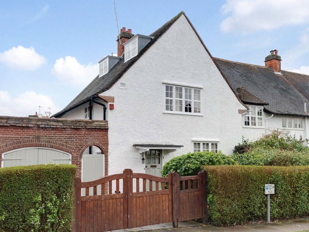 4 bed semidetached house for sale in Asmuns Hill, Hampstead Garden