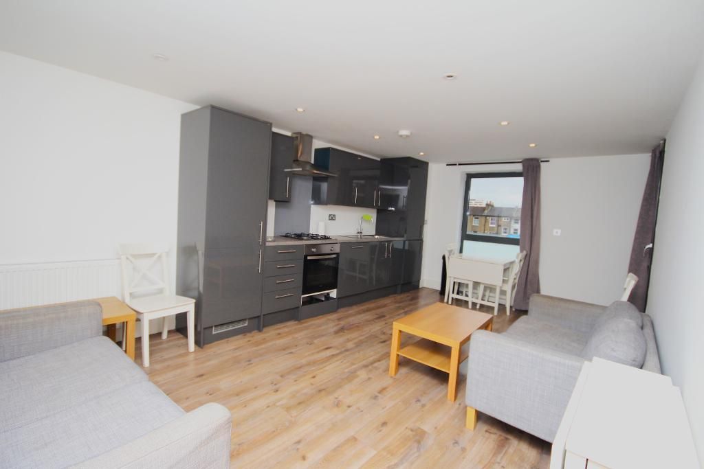 2 bed flat to rent in Shacklewell Lane, Dalston Junction, London E8, £