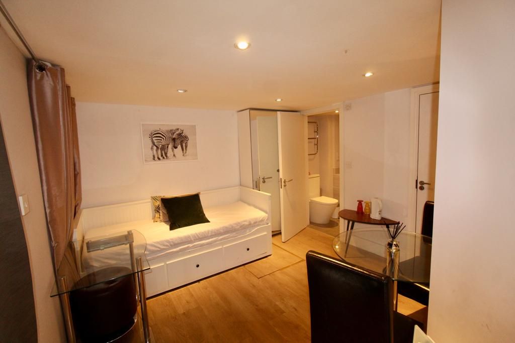 Studio to rent in Finchley Road, London NW3, £1,100 pcm Zoopla