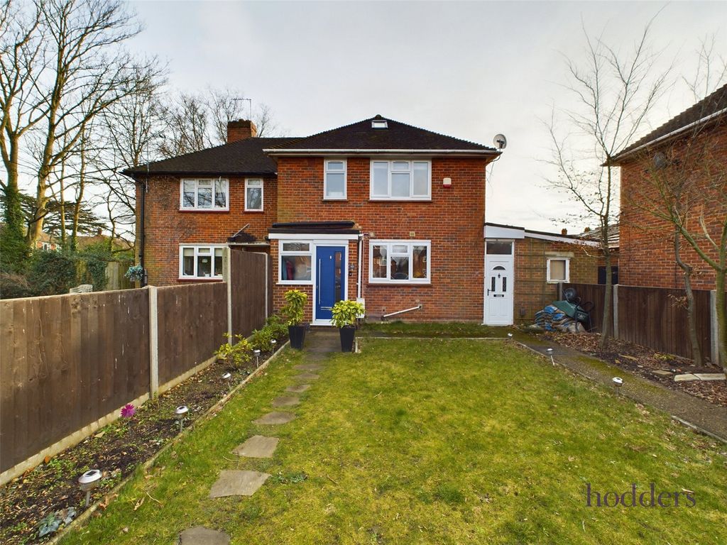5 bed semidetached house for sale in Caselden Close, Addlestone