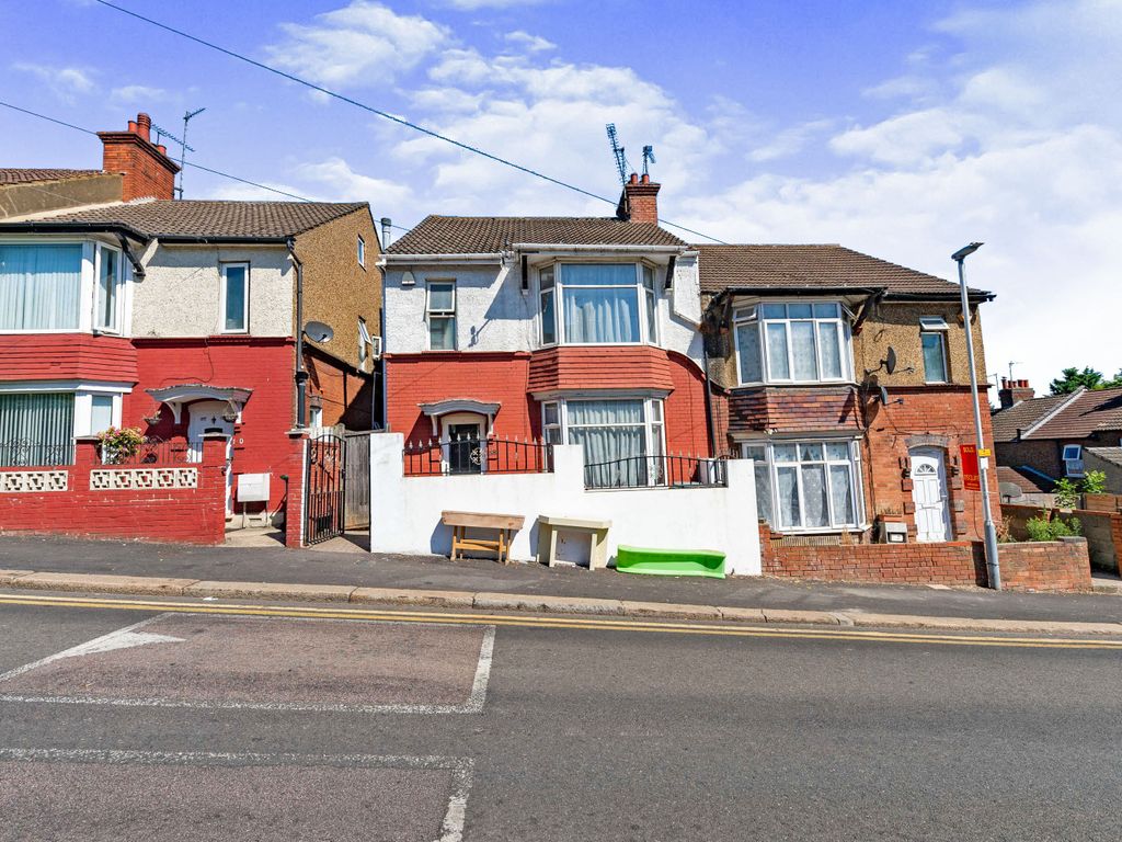 3 bed semidetached house for sale in Ashburnham Road, Luton