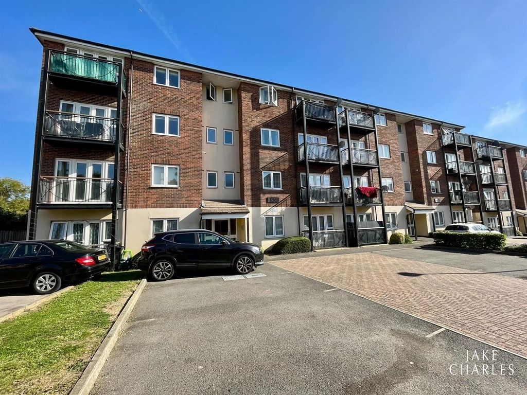 2 bed flat for sale in Heaton Court, Denham Road, London N20, £330,000