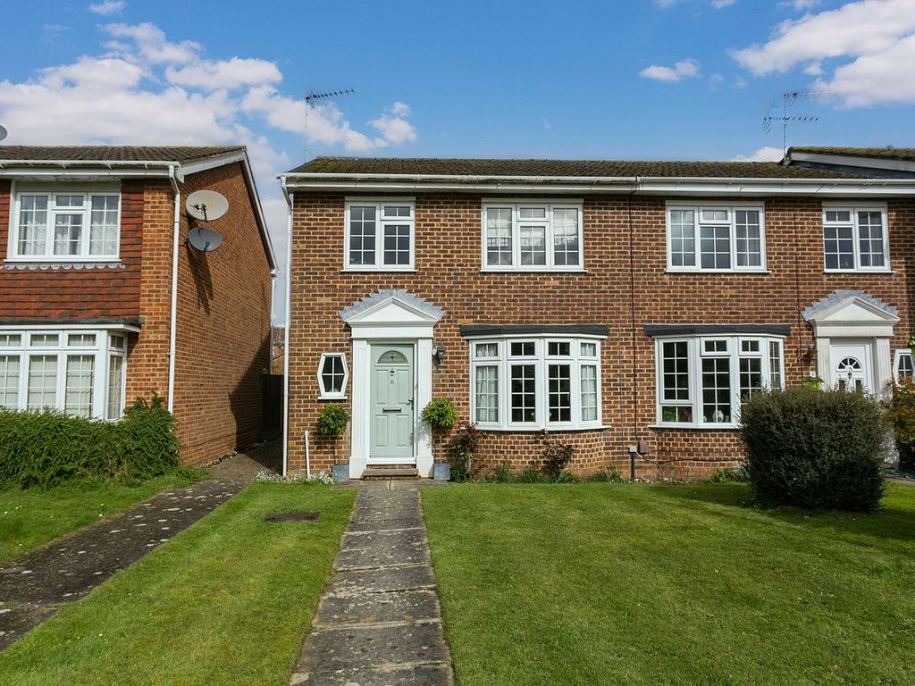 3 bed end terrace house for sale in Beverley Gardens, Cranbrook Drive
