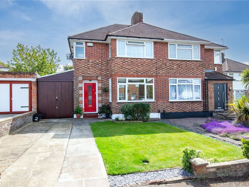 3 bed semidetached house for sale in Felstead Close, Luton