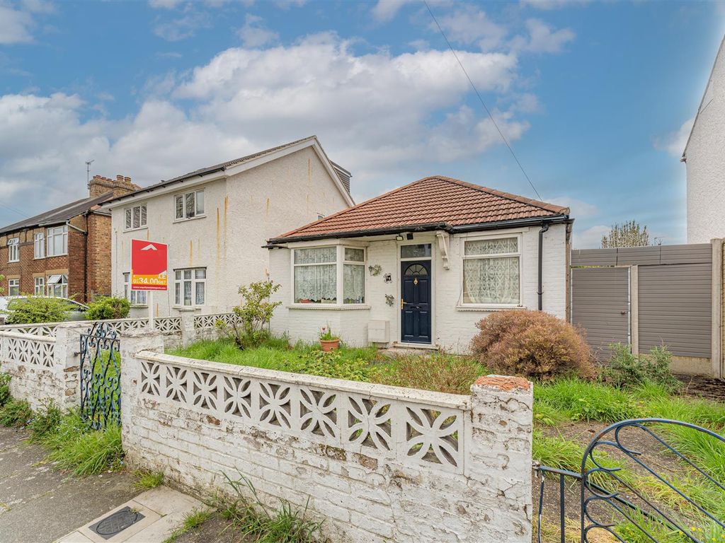 3 bed detached bungalow for sale in Malvern Road, Enfield EN3 Zoopla